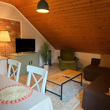 公寓 Holziges Dachgeschoss-apartment *